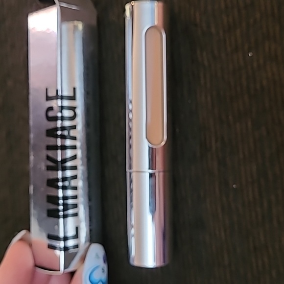 Concealer - Picture 1 of 4